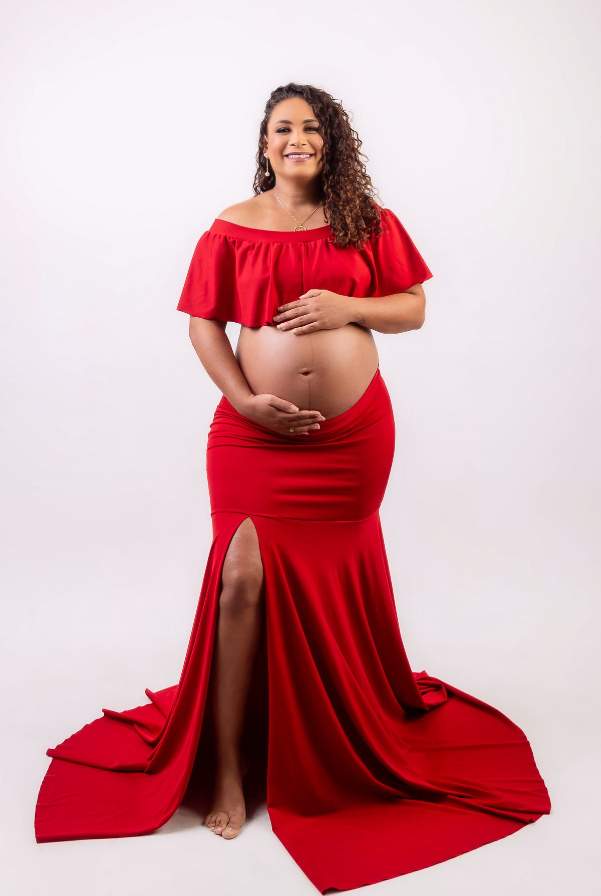 gestante abraçando a barriga