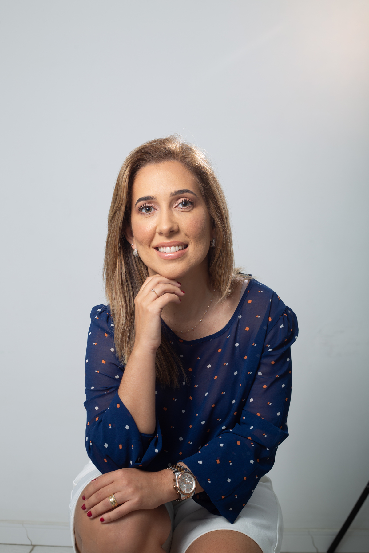 dentista de braço cruzado