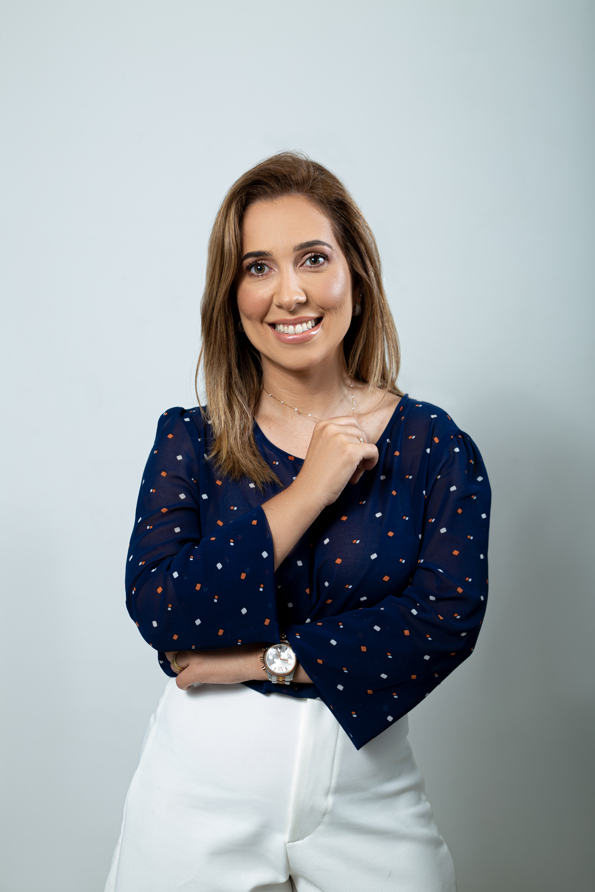 dentista de braço cruzado