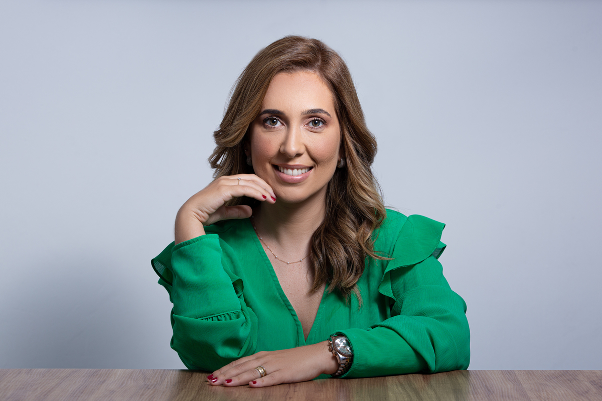 dentista de braço cruzado na mesa