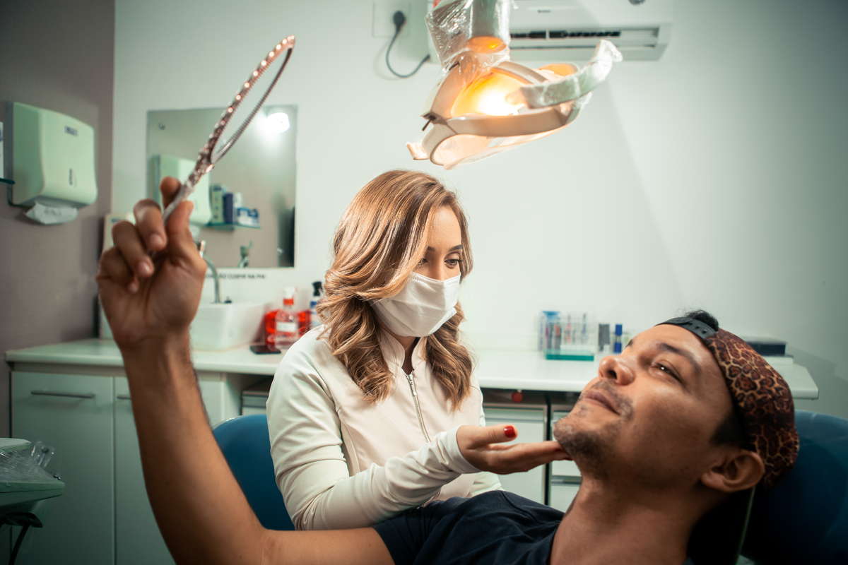 dentista com paciente no consultório