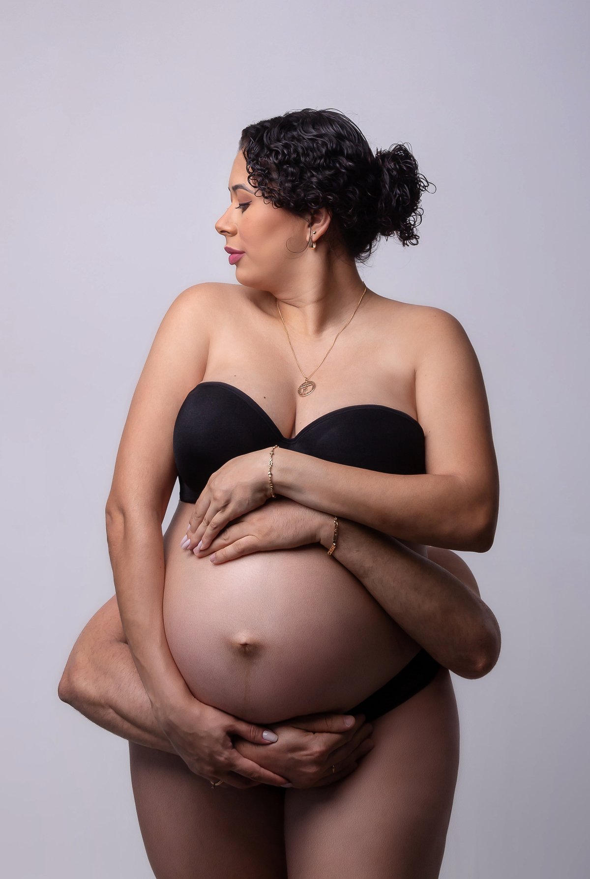 papai abraçando a barriga da gestante 