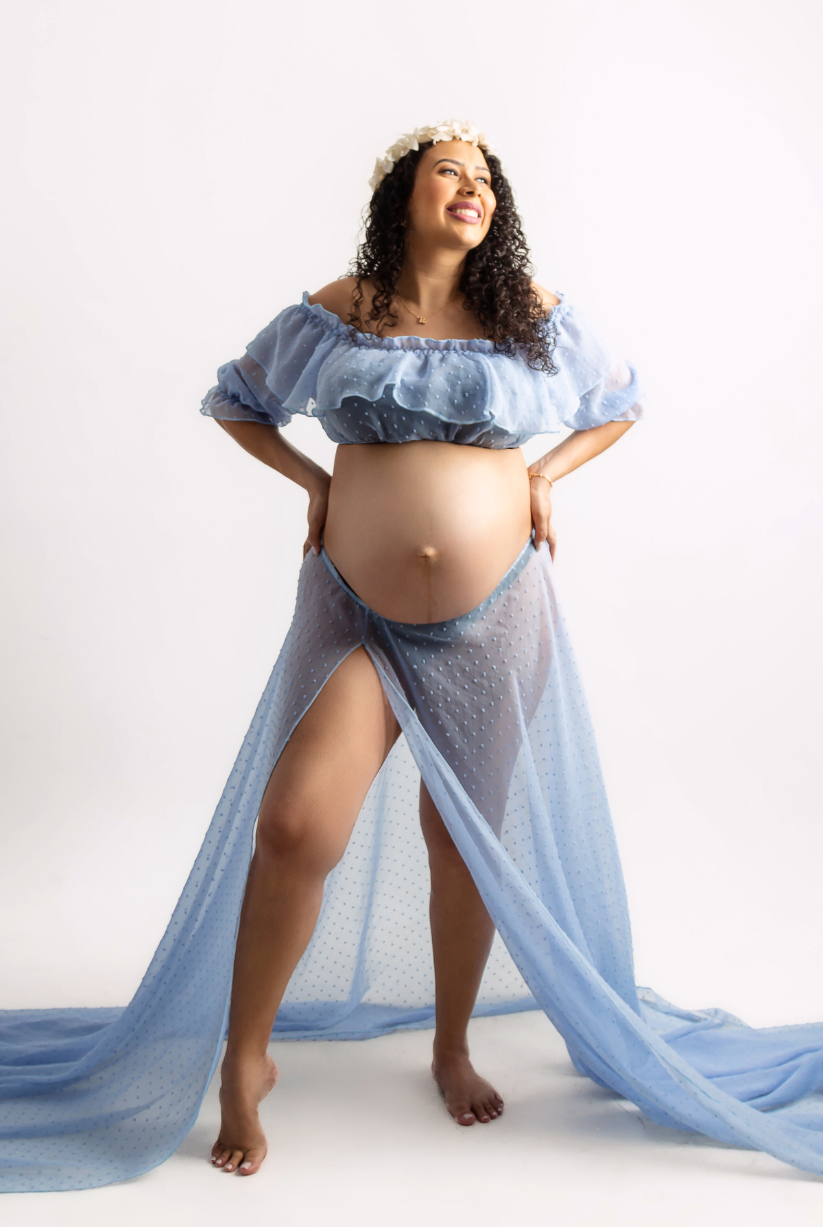 gestante com as mãos na cintura 