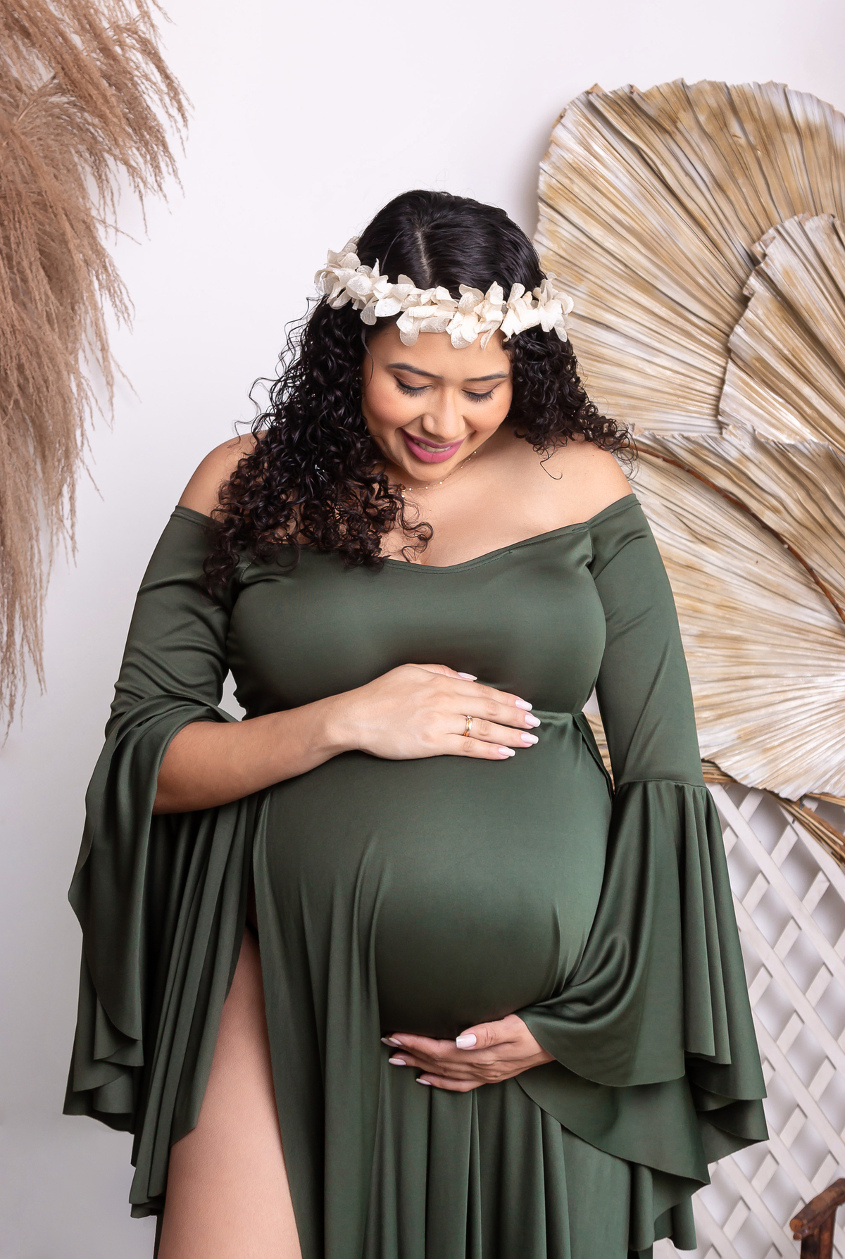 gestante olhando e a abraçando a barriga