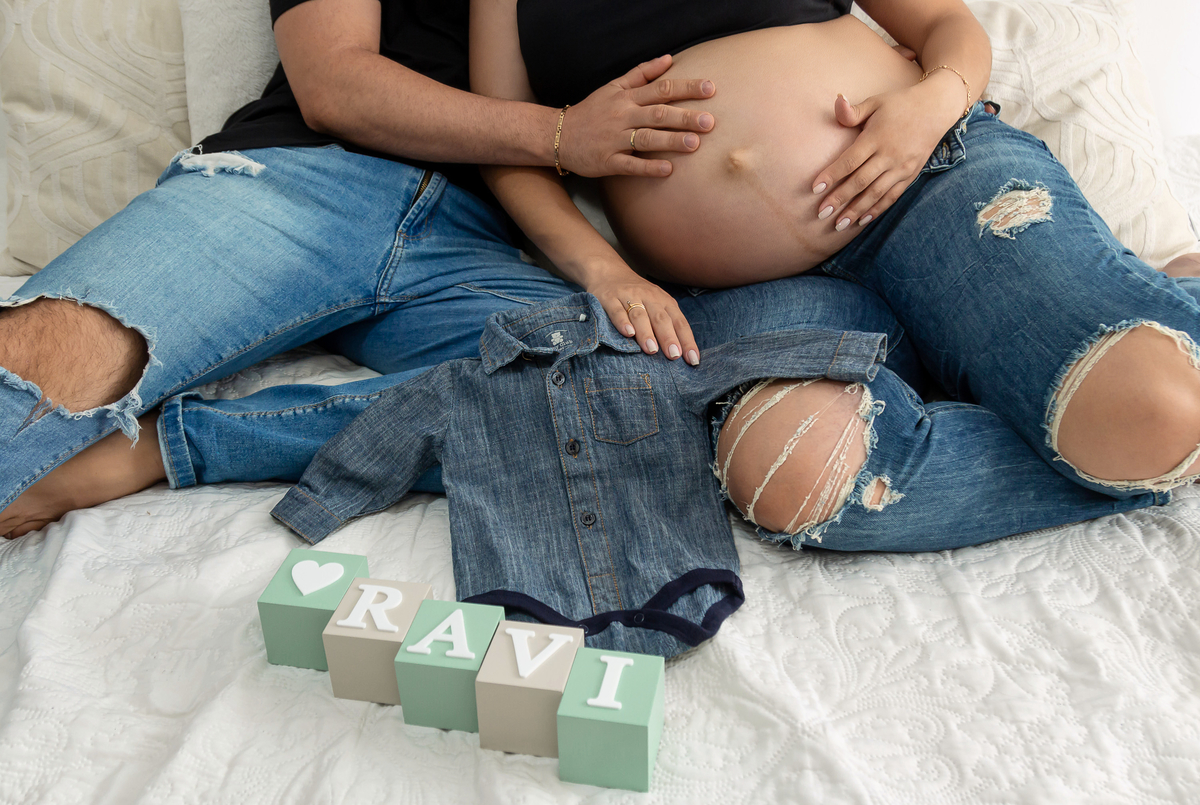 detalhe da roupinha e nome do bebê