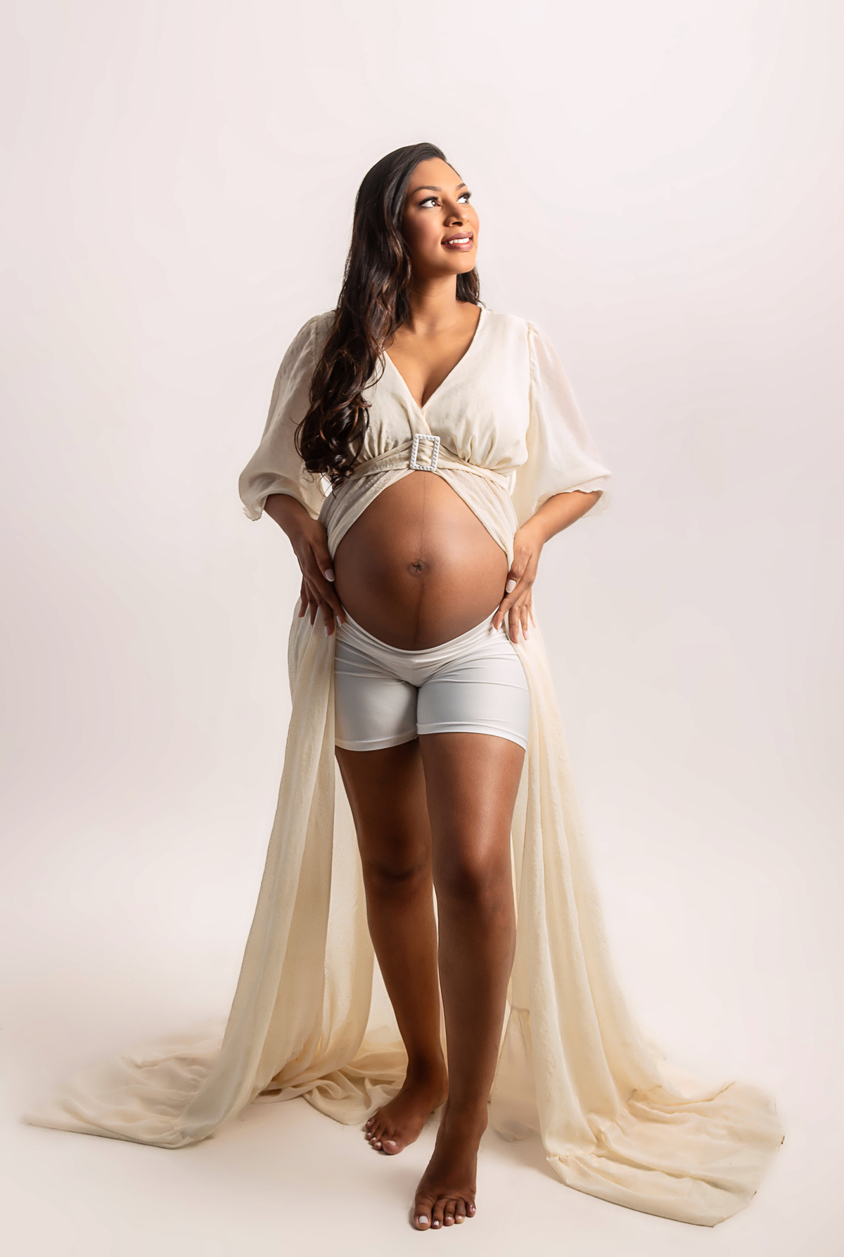 gestante com mãos na cintura