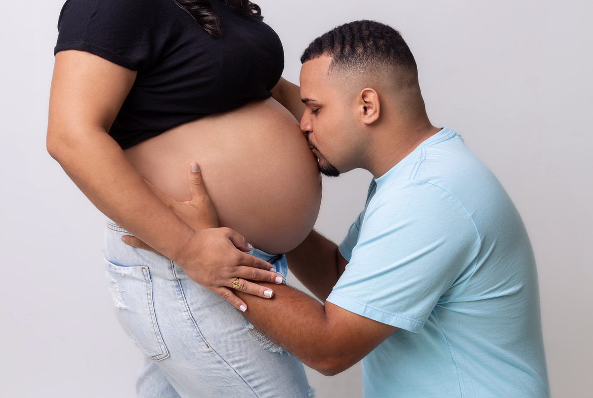 papai beijando a barriga da gestante