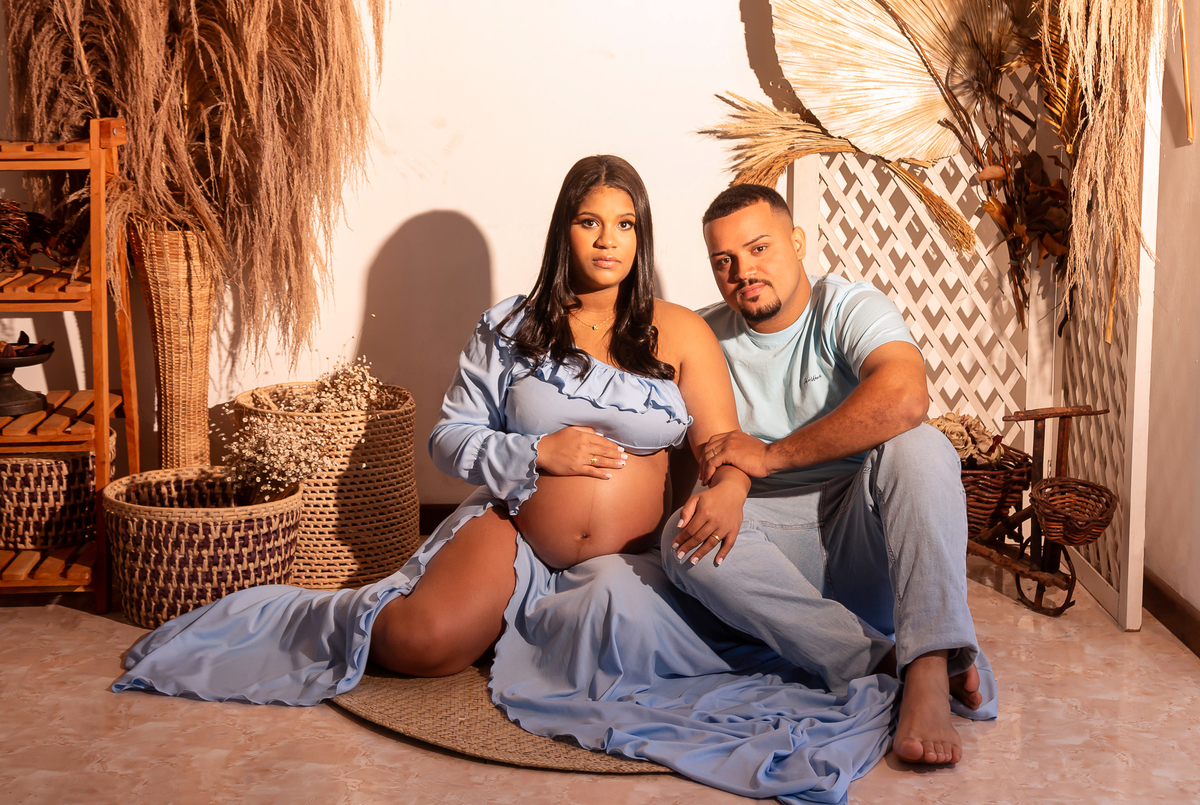 mamãe gestante e papai sentado no chão