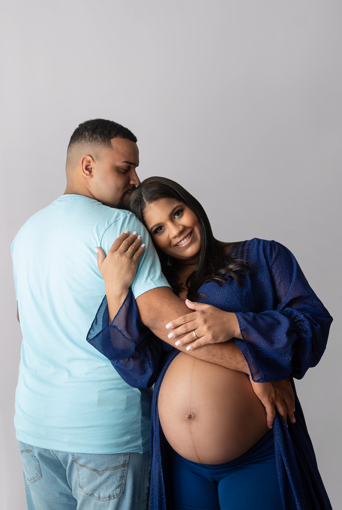 papai abraçando a barriga da gestante