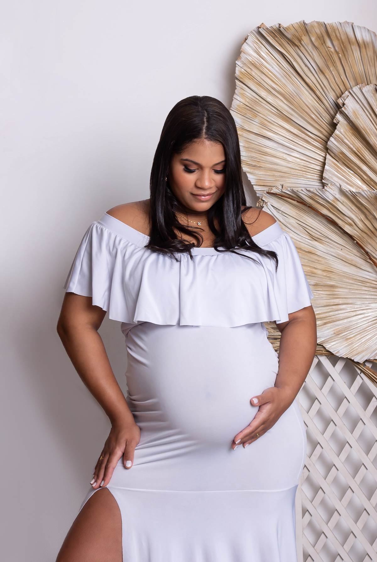 gestante tocando e olhando a barriga