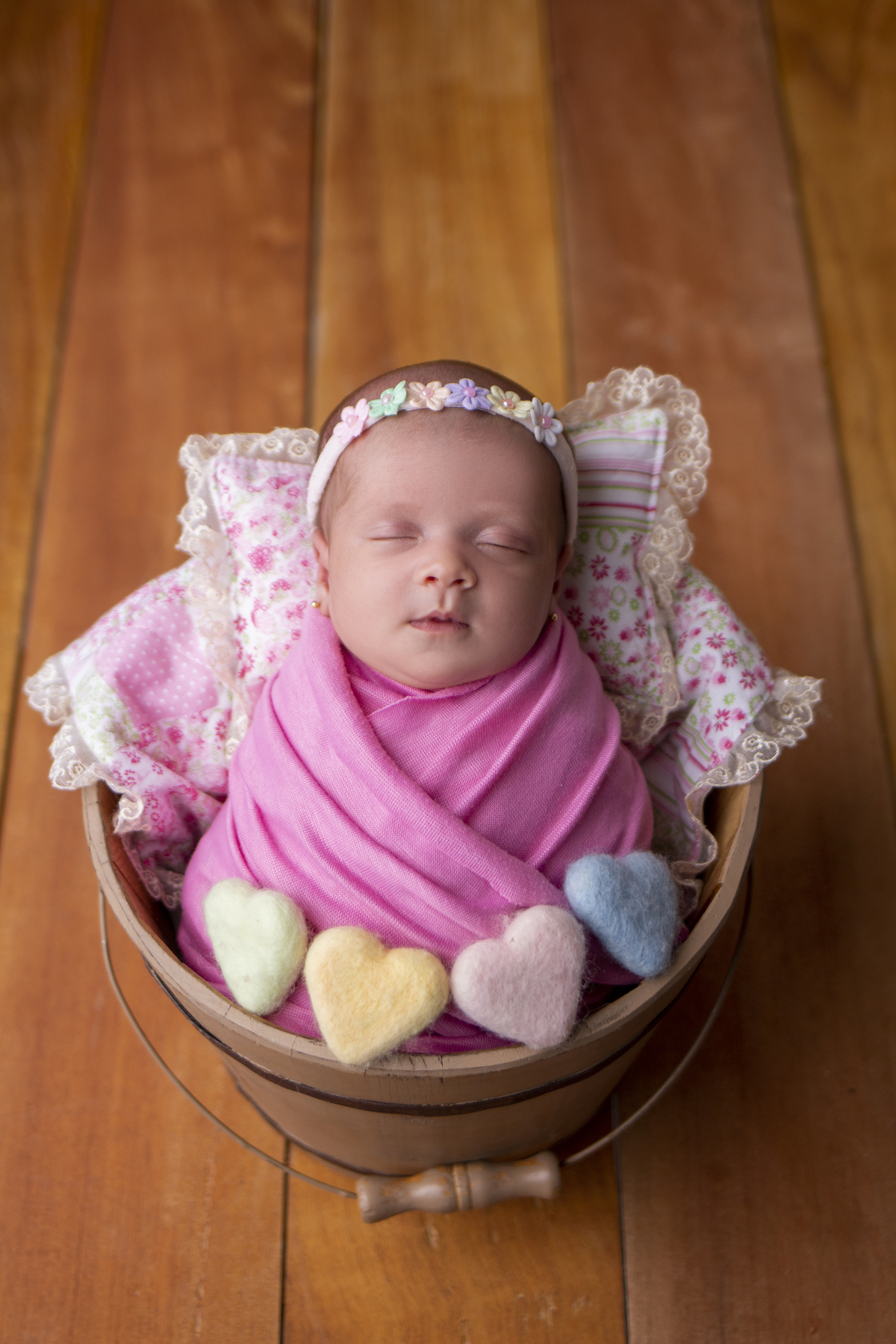 wrap newborn rosa e props balde com corações