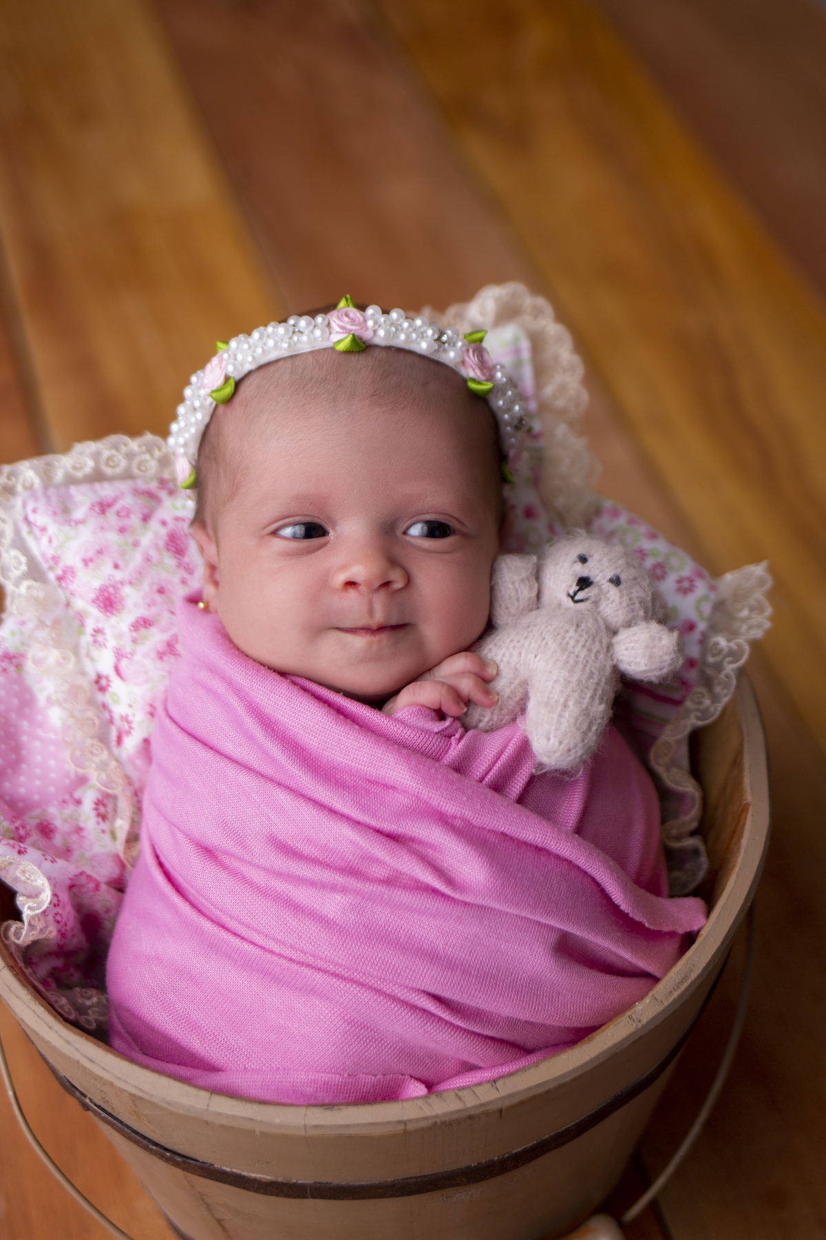 wrap newborn rosa e props balde com ursinho