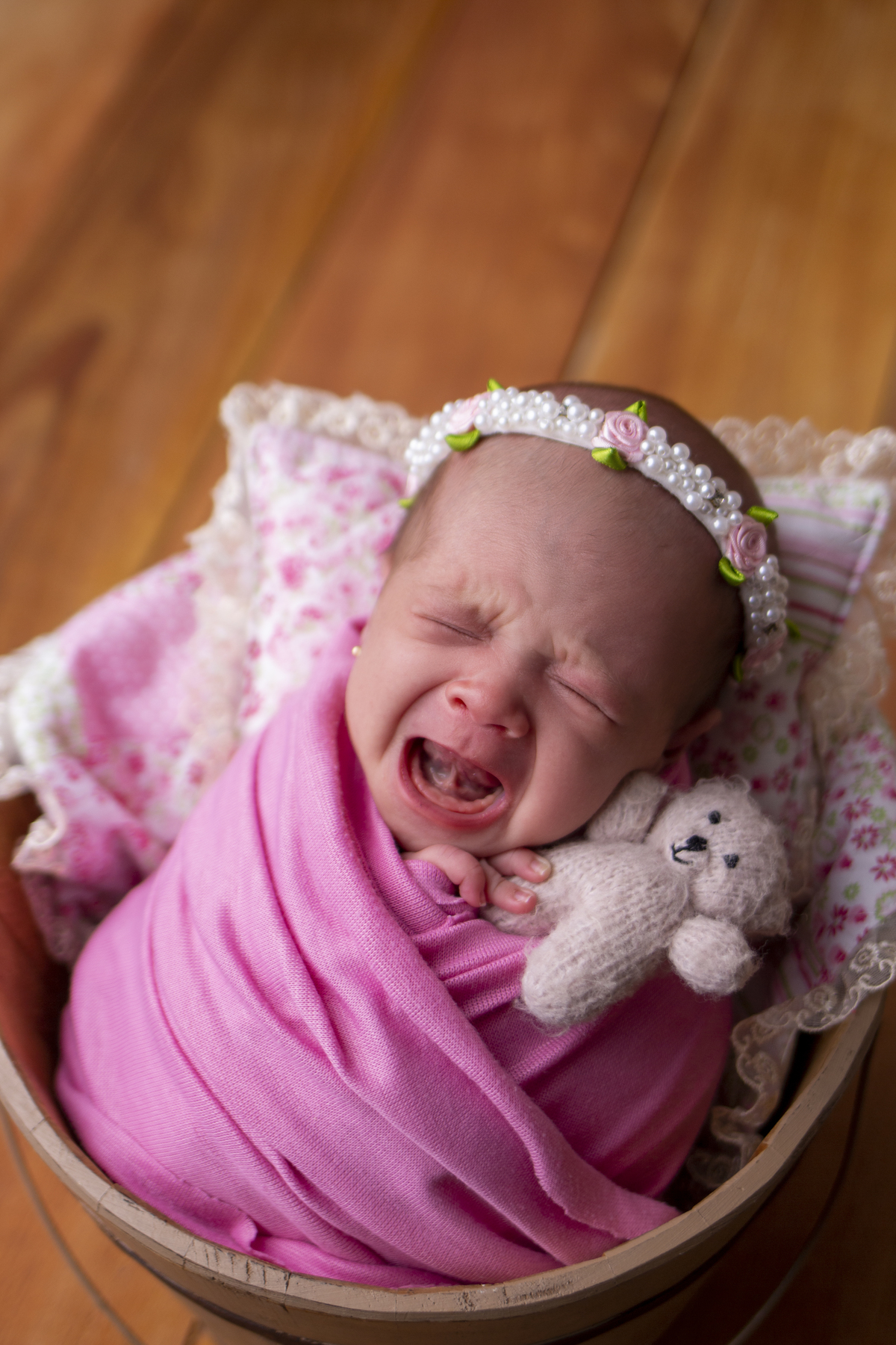 wrap newborn rosa e props balde com ursinho