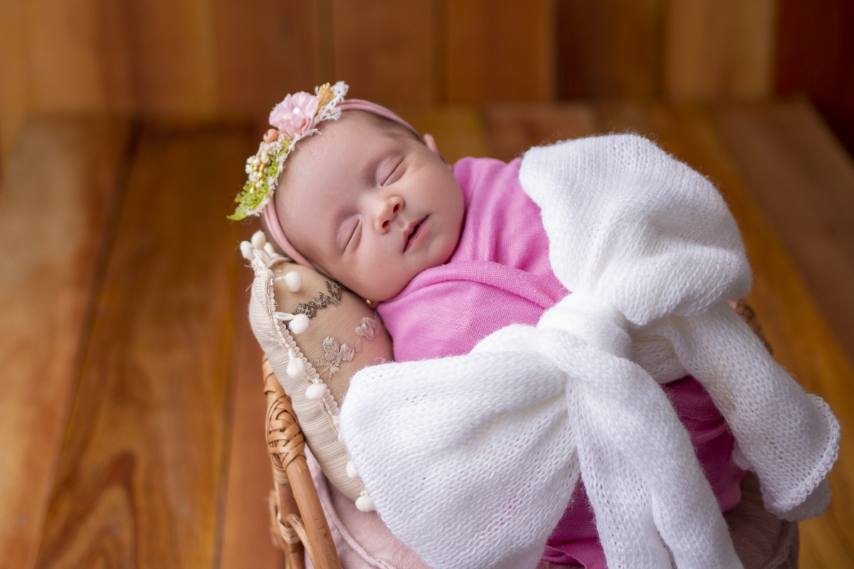 wrap newborn rosa e props cadeira com laço