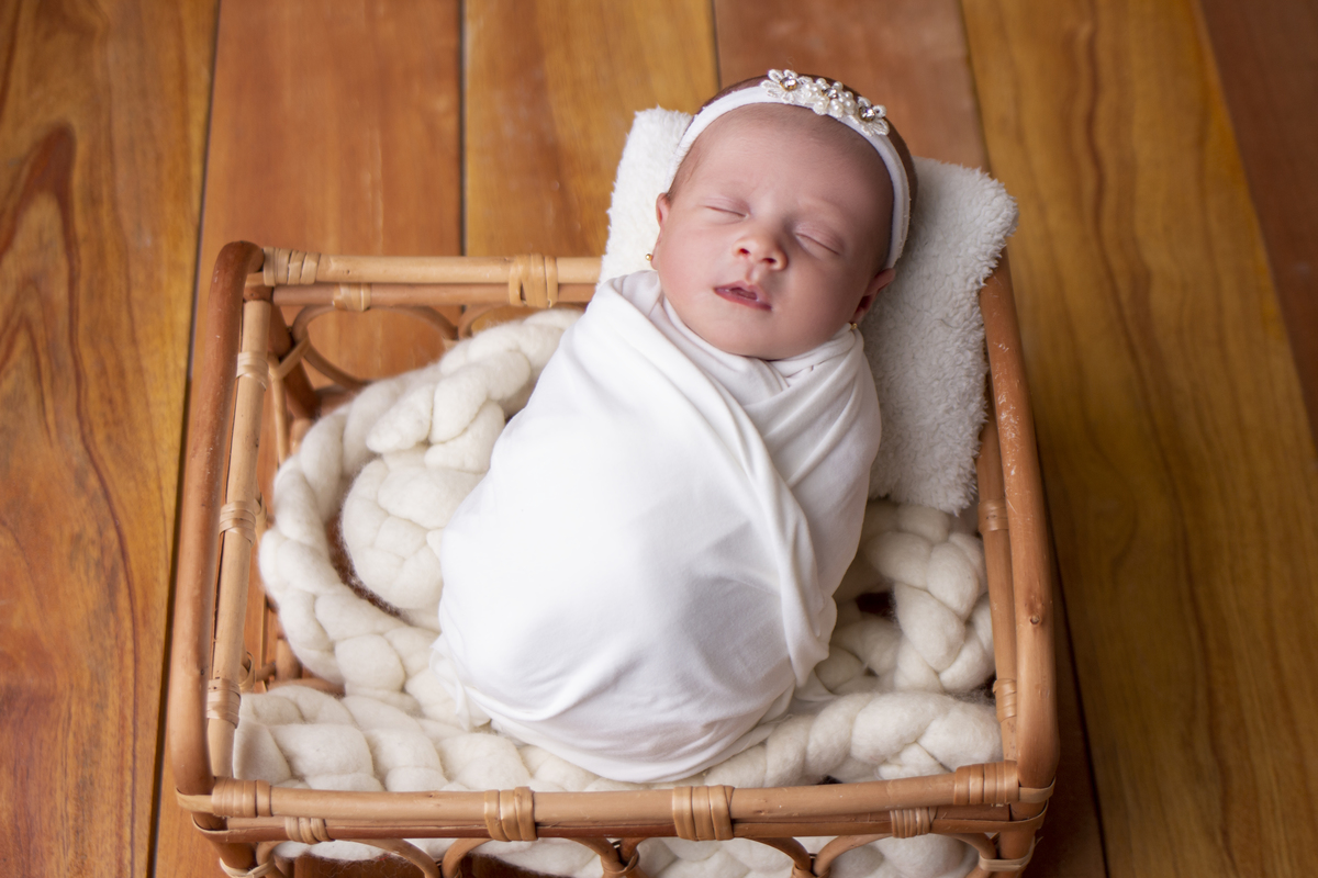 wrap newborn branco e props cesta 