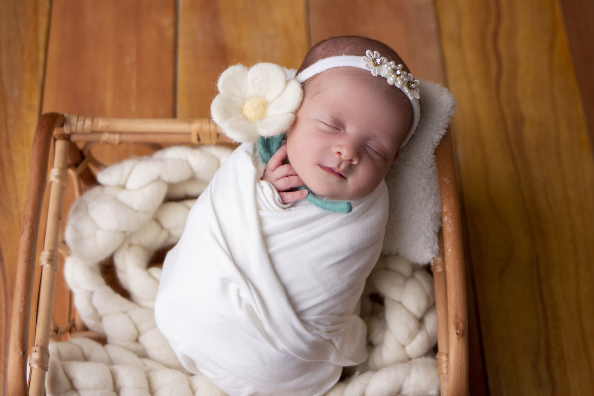 wrap newborn branco e props cesta com flor
