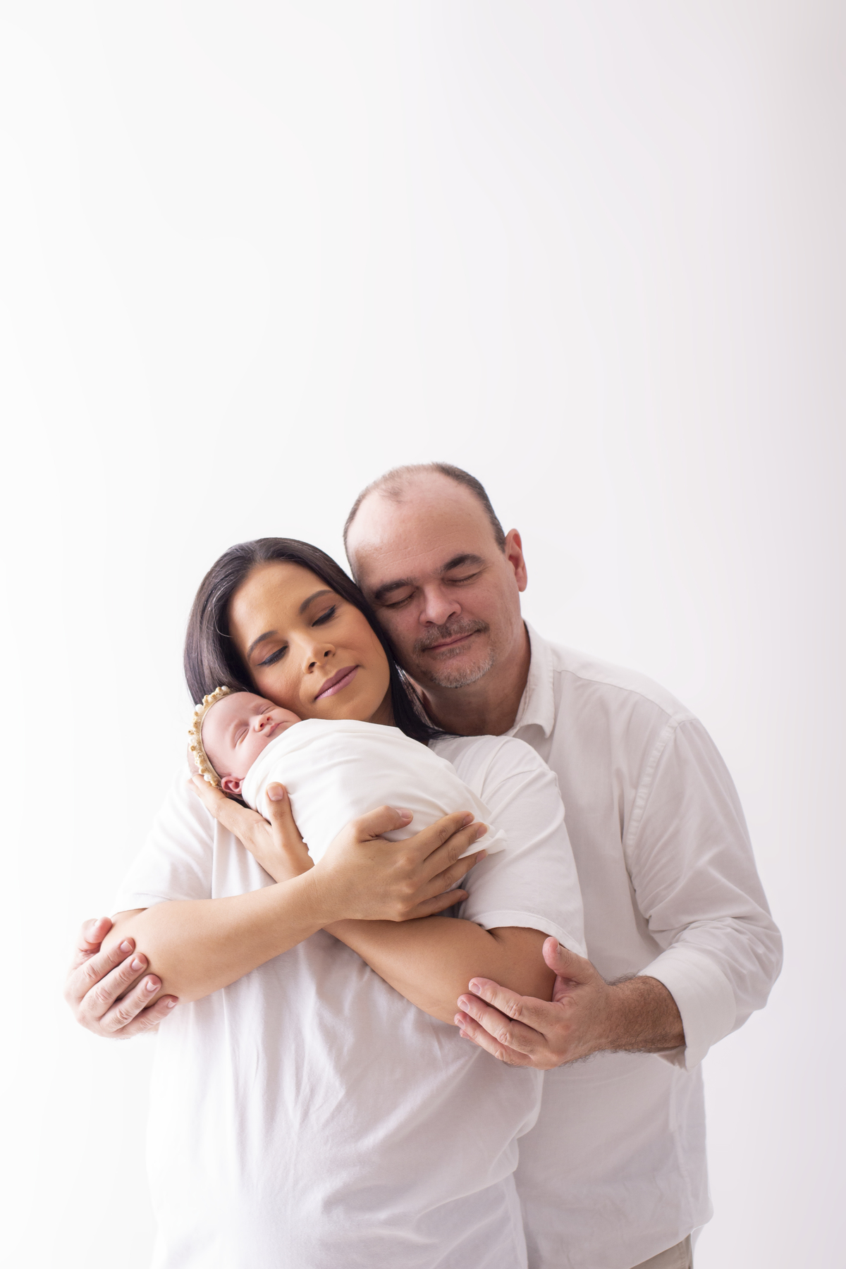 wrap newborn branco com papai e mamãe