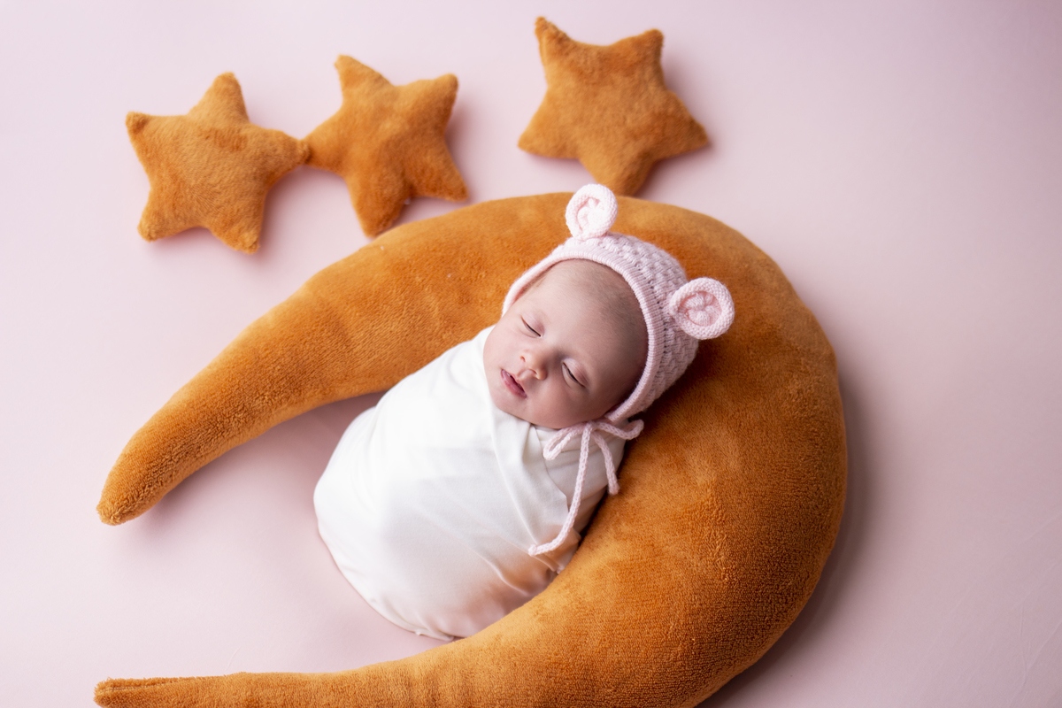 wrap newborn branco com lua e estrelas