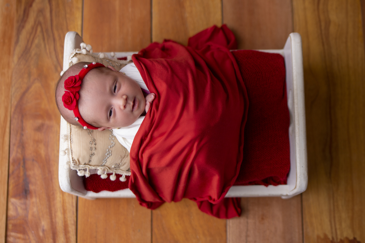 newborn na props cama 