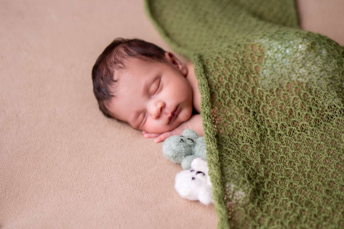 newborn de bruços com ursinhos