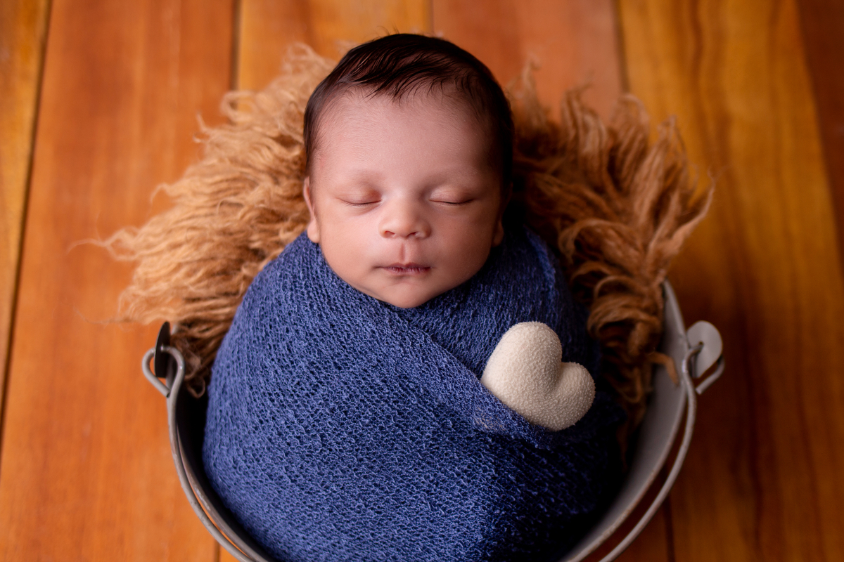 wrap newborn azul e props balde com coração
