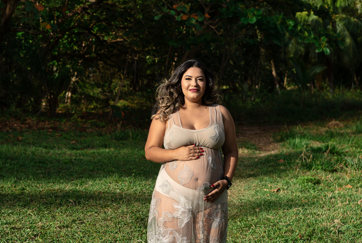 gestante andando pela grama