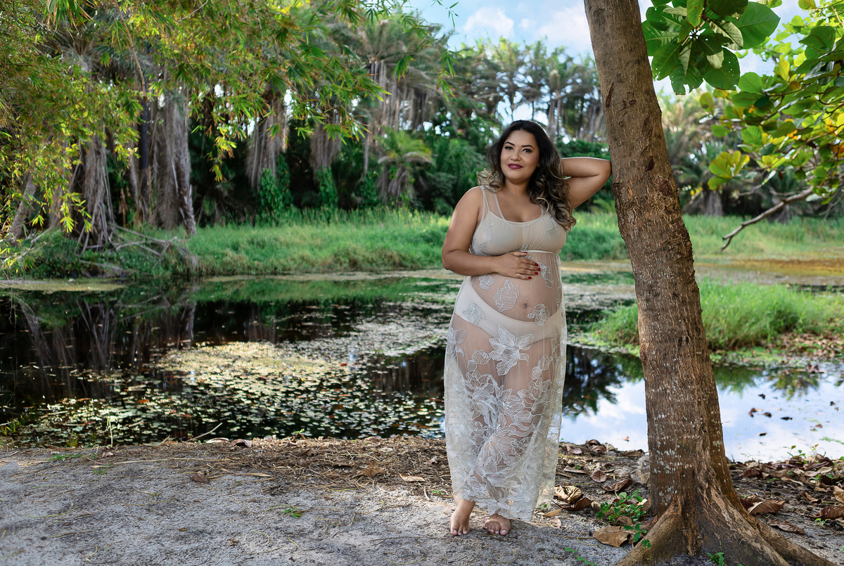 gestante encostada na árvore