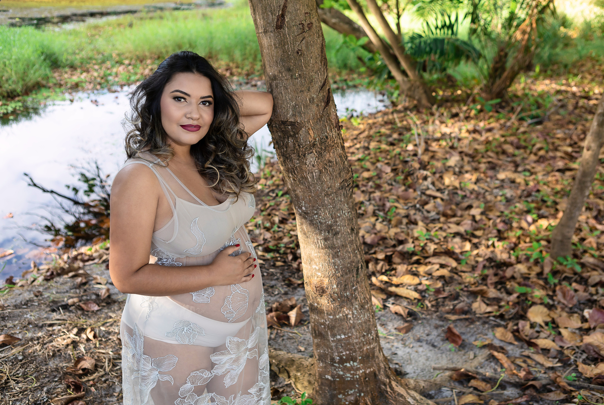 gestante encostada na árvore