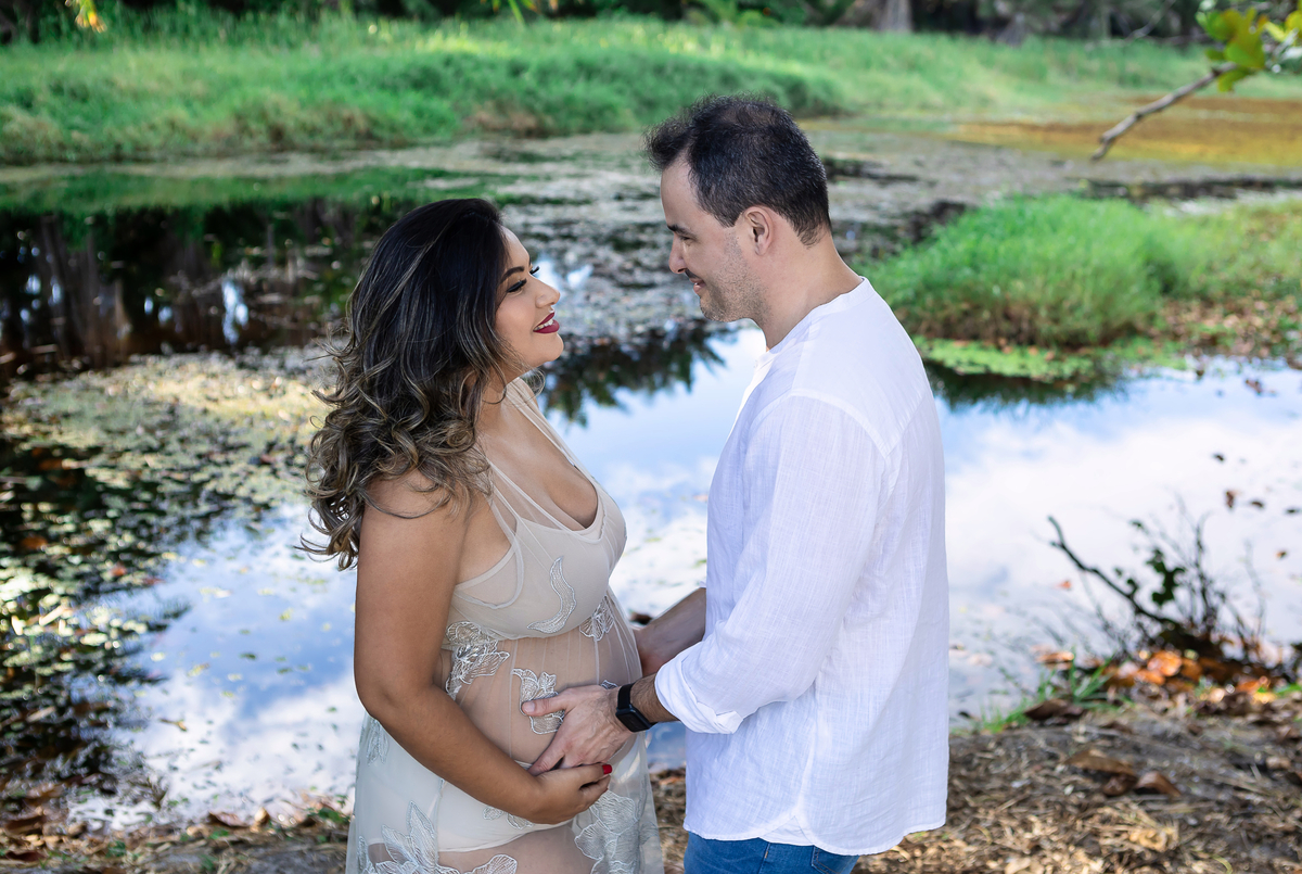 mamãe gestante e papai na beira do rio
