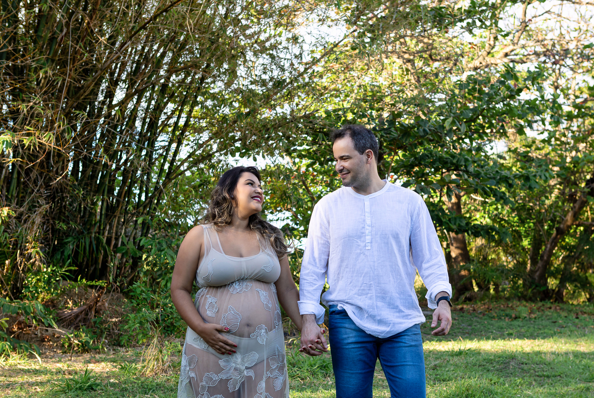 papai e mamãe gestante caminhando