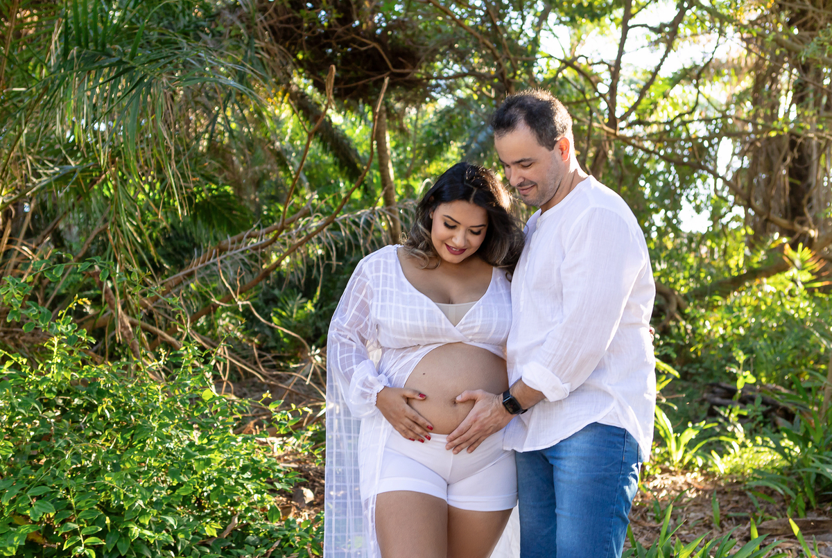 papai e mamãe olhando para barriga