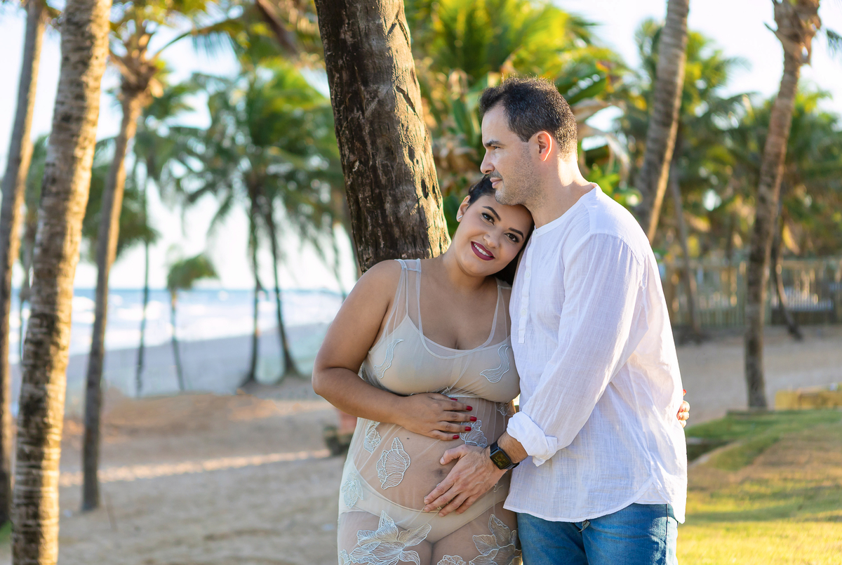 gestante apoiada no ombro do papai