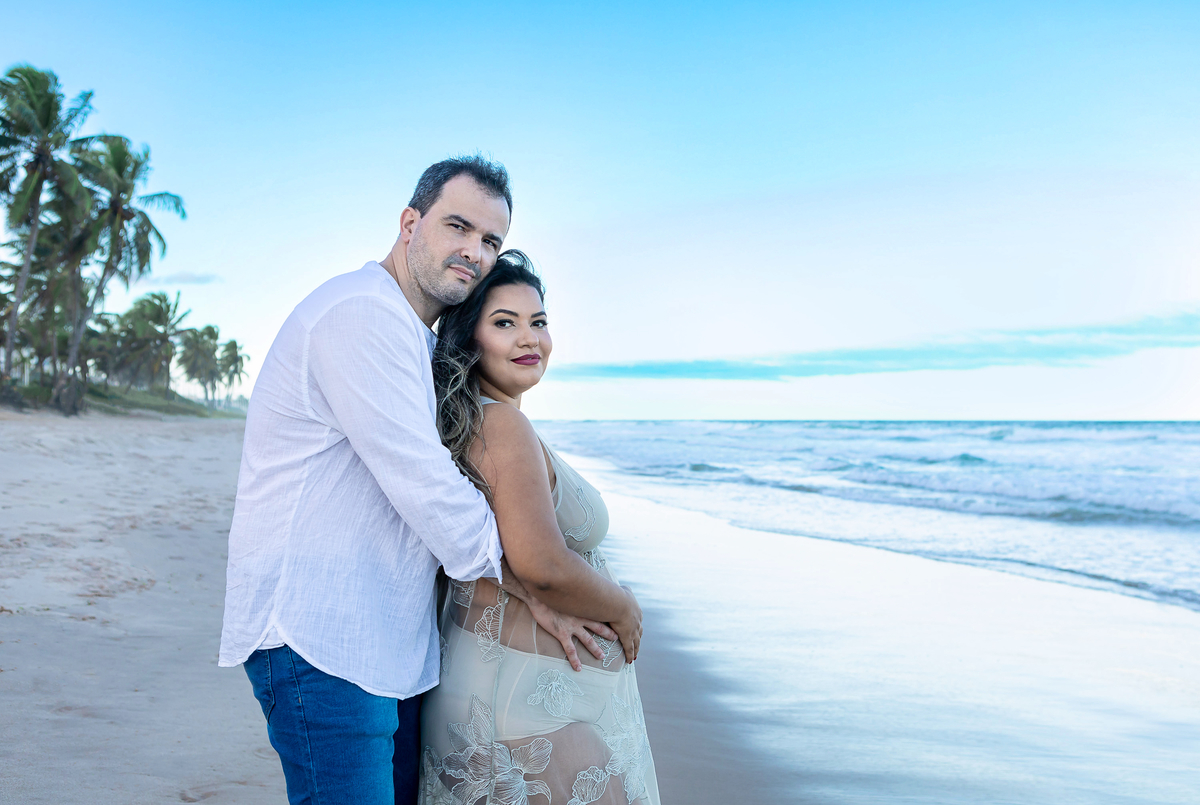 papai e mamãe abraçado na beira do mar