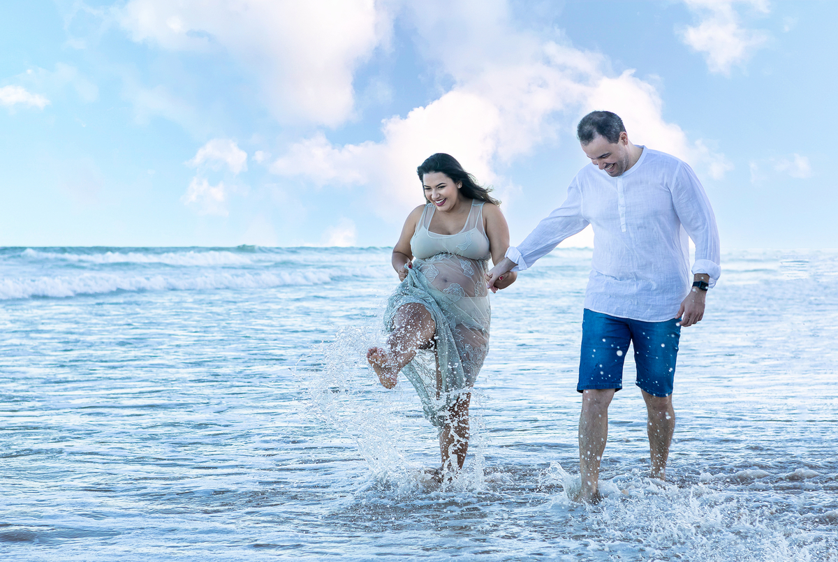 papai e mamãe caminhando na beira do mar
