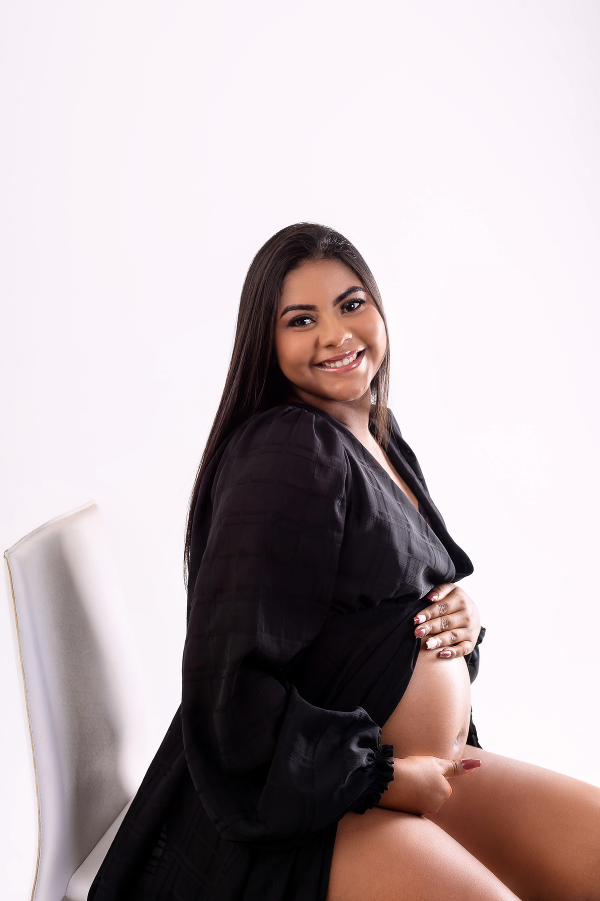 gestante sentada com mão na barriga