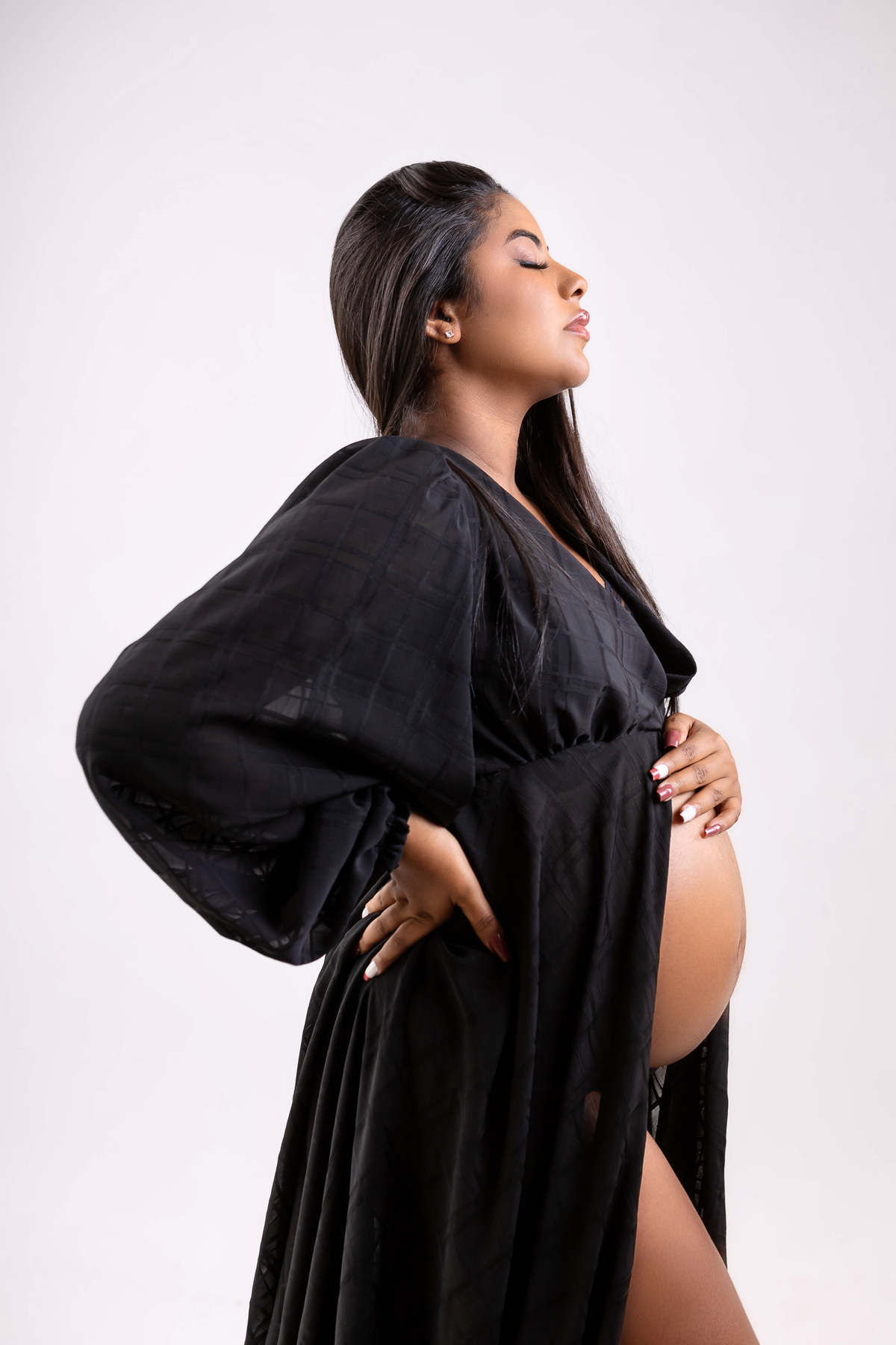 gestante com mão na barriga e na cintura