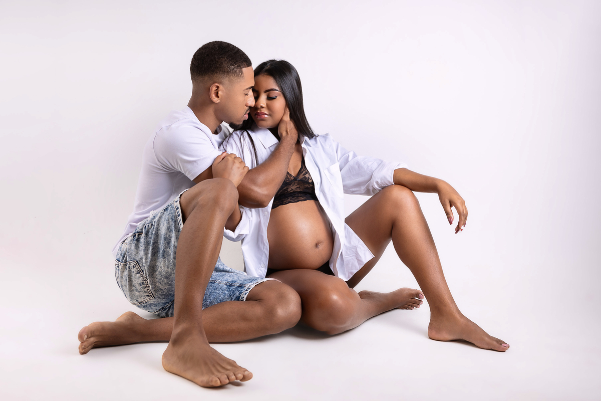 mamãe e papai sentada no chão