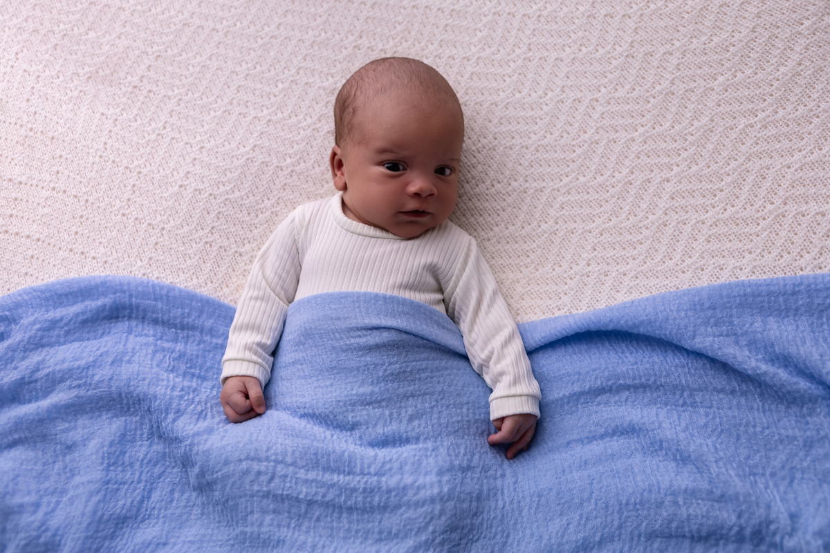 newborn coberto com lençol