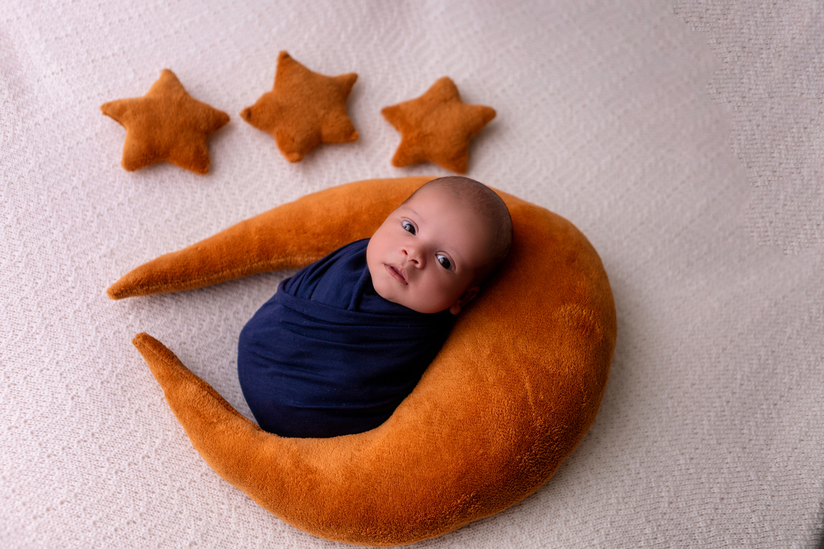 wrap newborn azul com lua e estrela