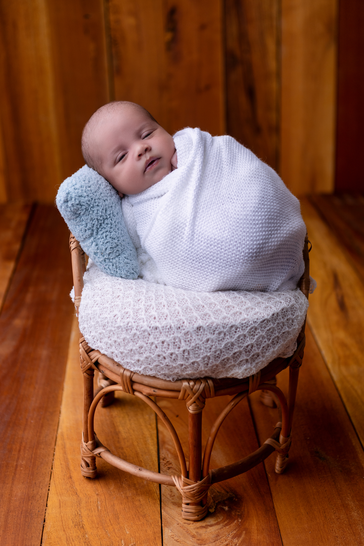 wrap newborn branco em props cadeira