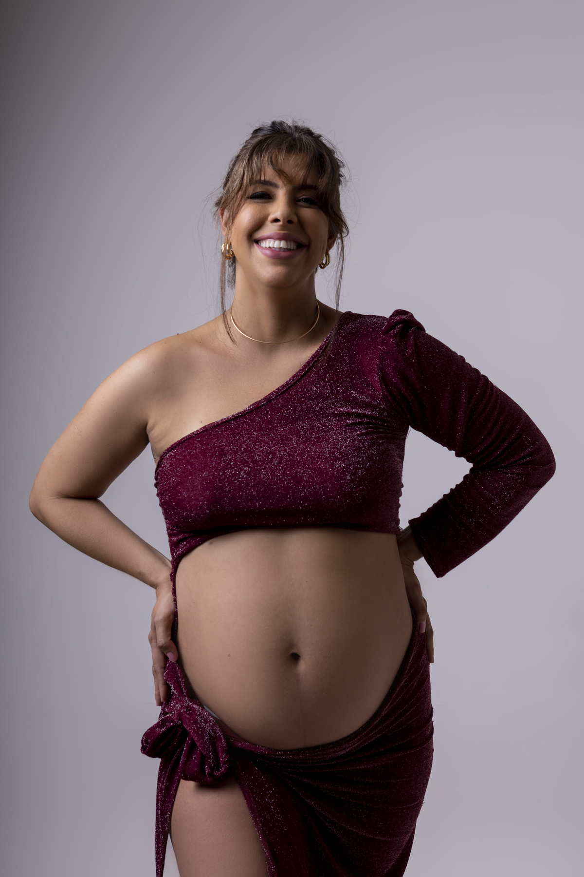 gestante com mãos na cintura