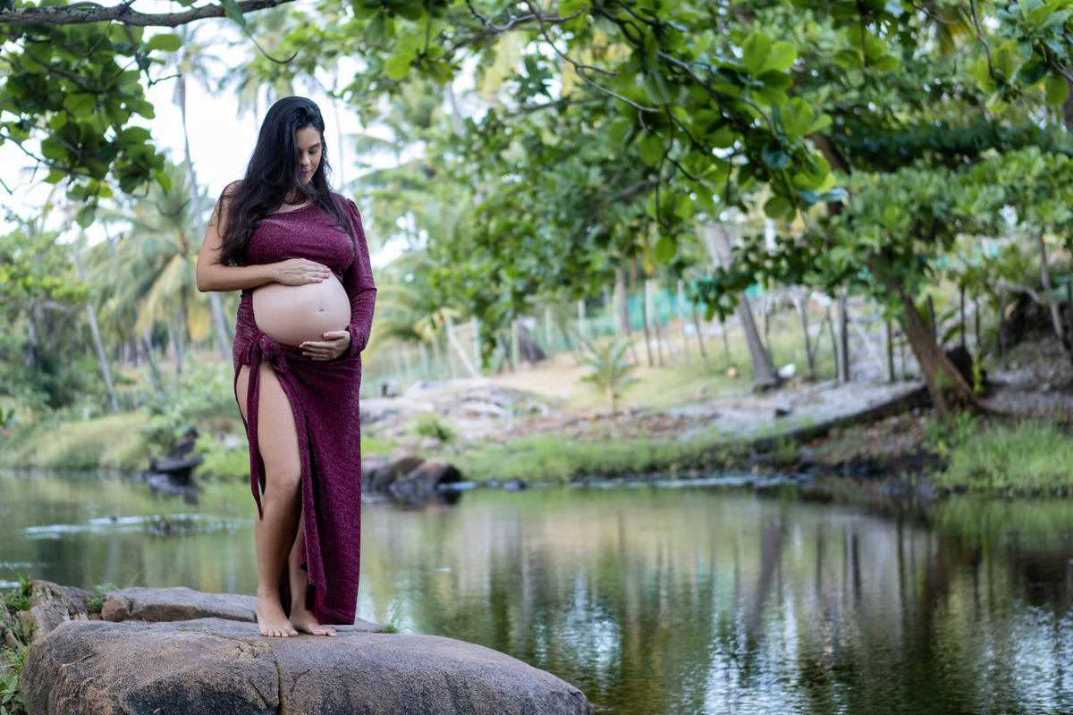 gestante abraçando a barriga do lago