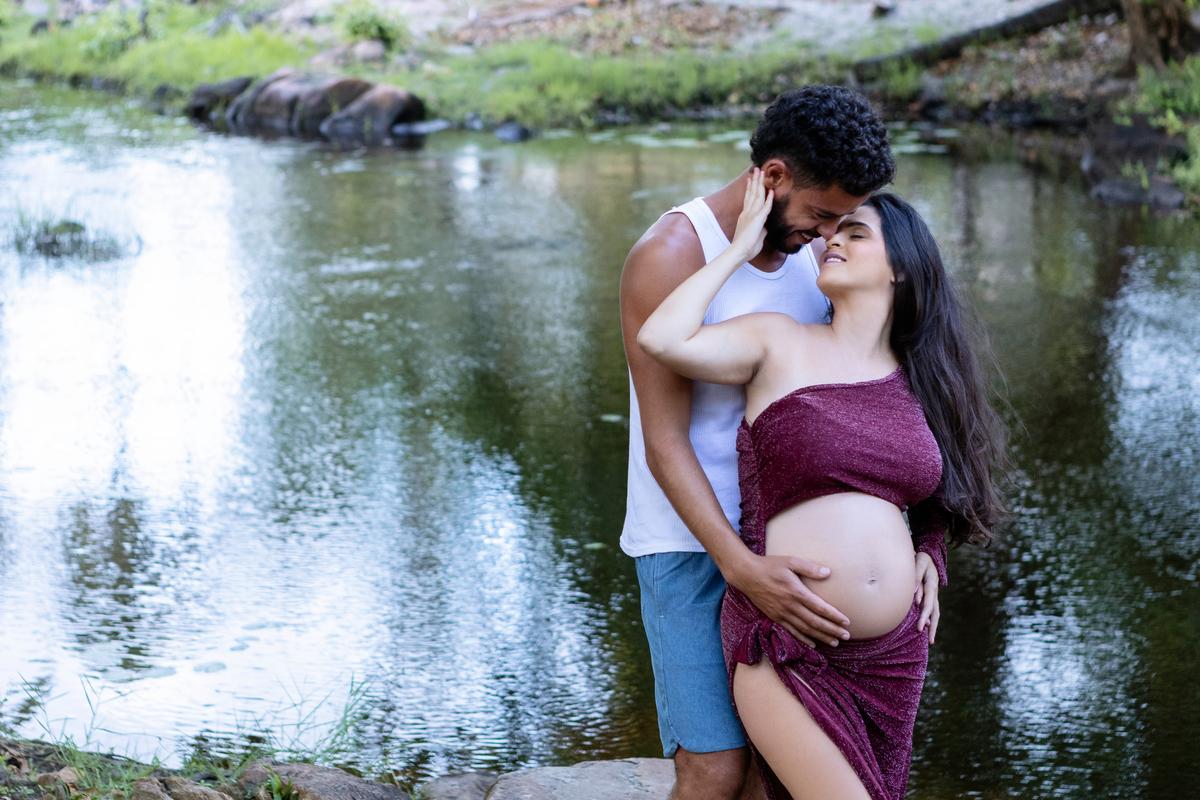 papai e mamãe se abraçando no lago