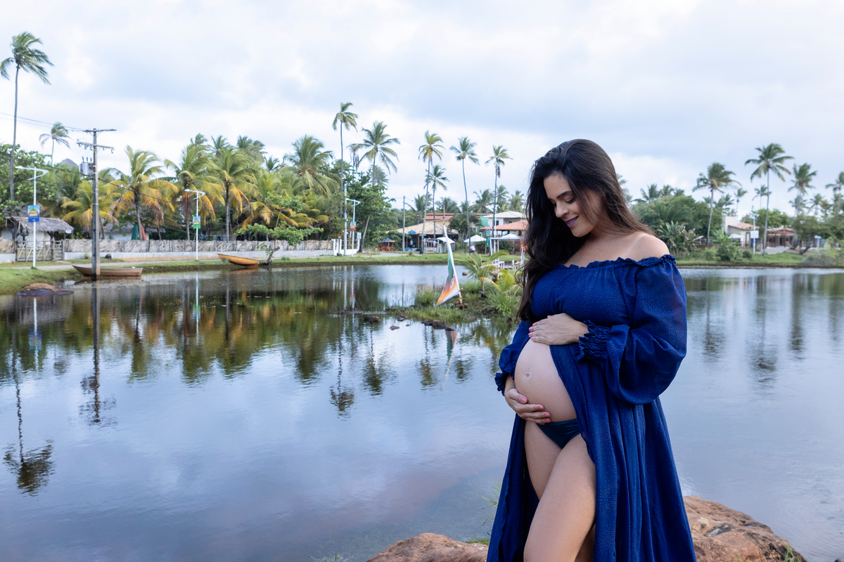 gestante abraçando a barriga do lago