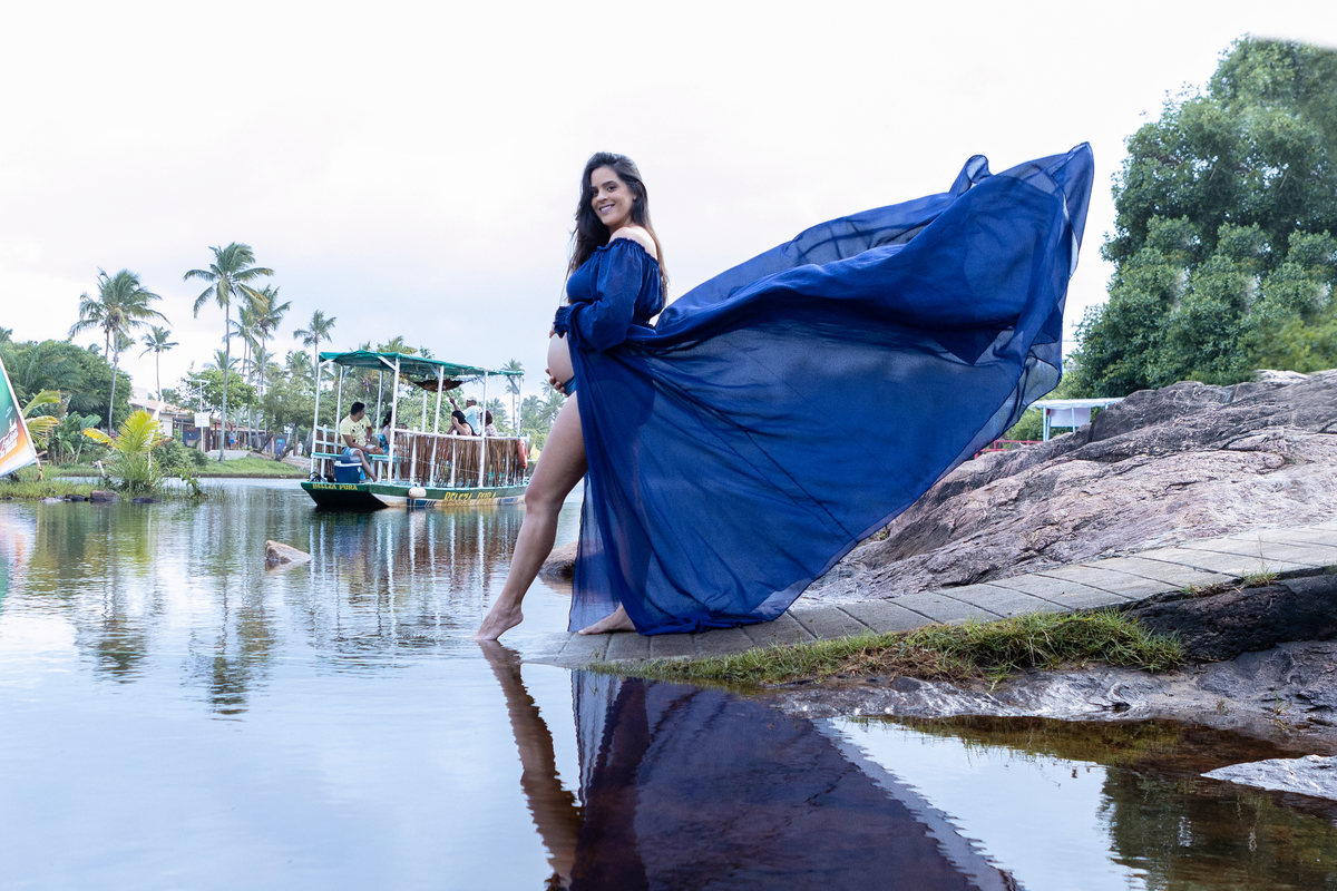 gestante abraçando a barriga do lago