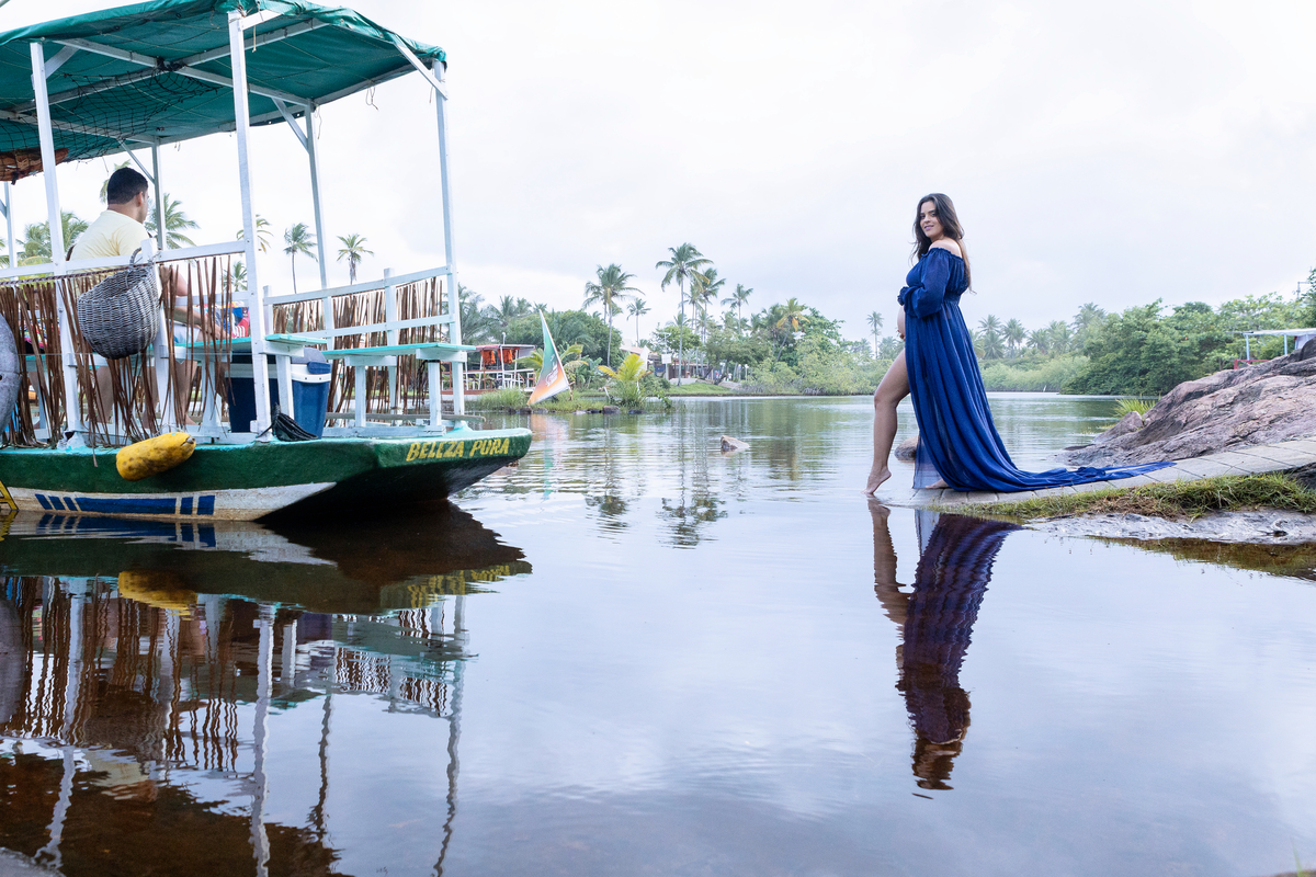 gestante abraçando a barriga do lago