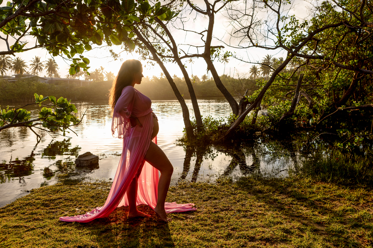 gestante ao pôr do sol