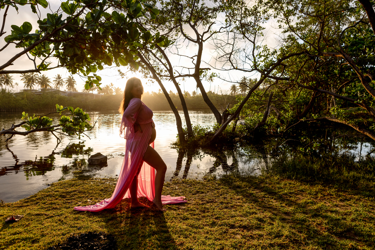 gestante ao pôr do sol