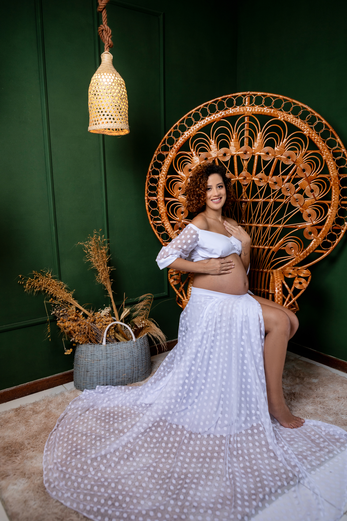 gestante sentada com mão na barriga