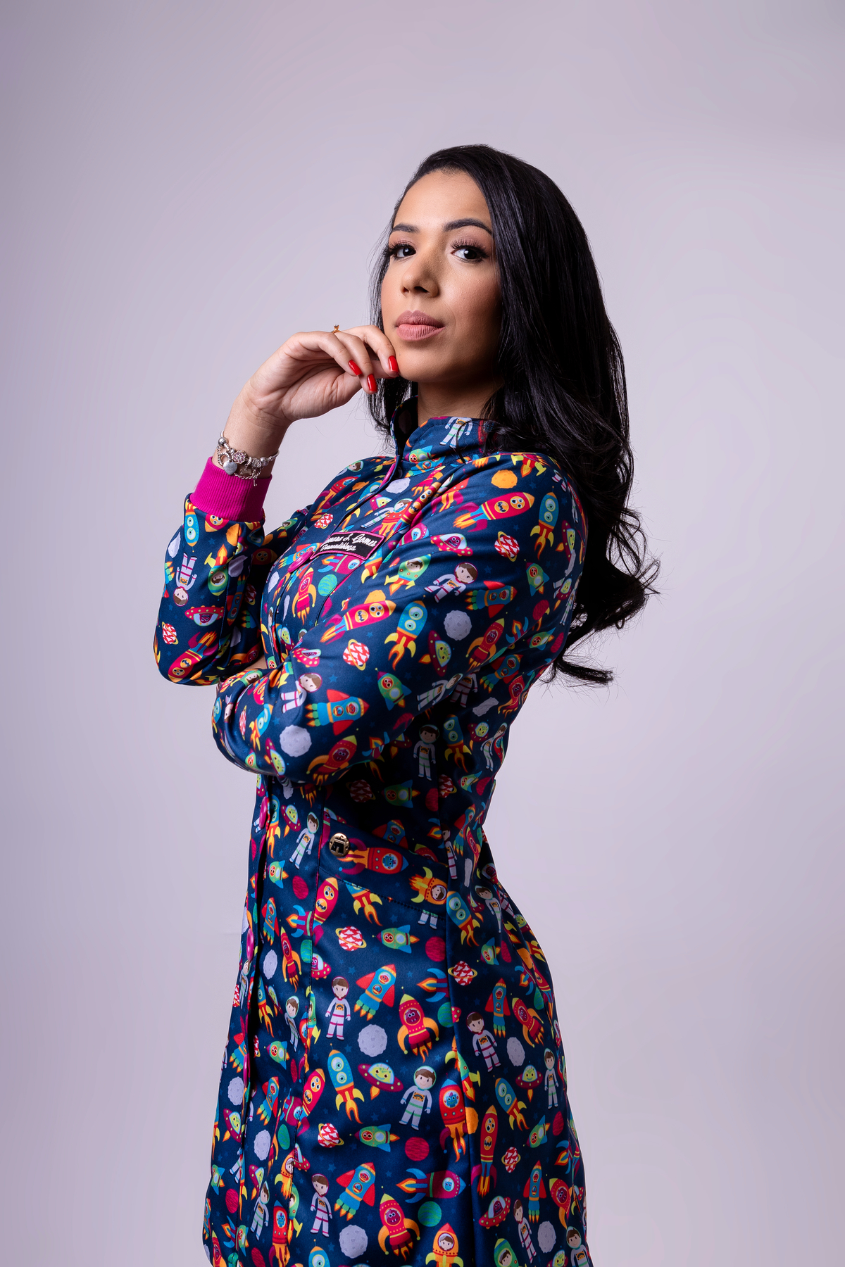 fonoaudióloga com jaleco de braço cruzado 